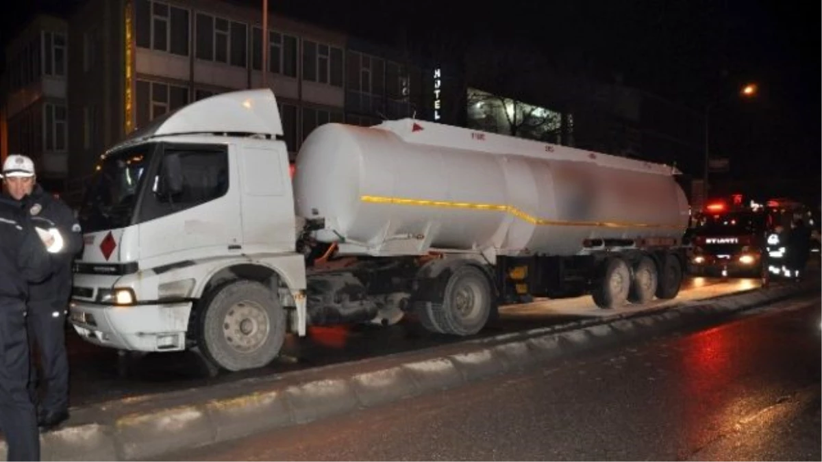 Freni Boşalan Tanker Polisleri Alarma Geçirdi