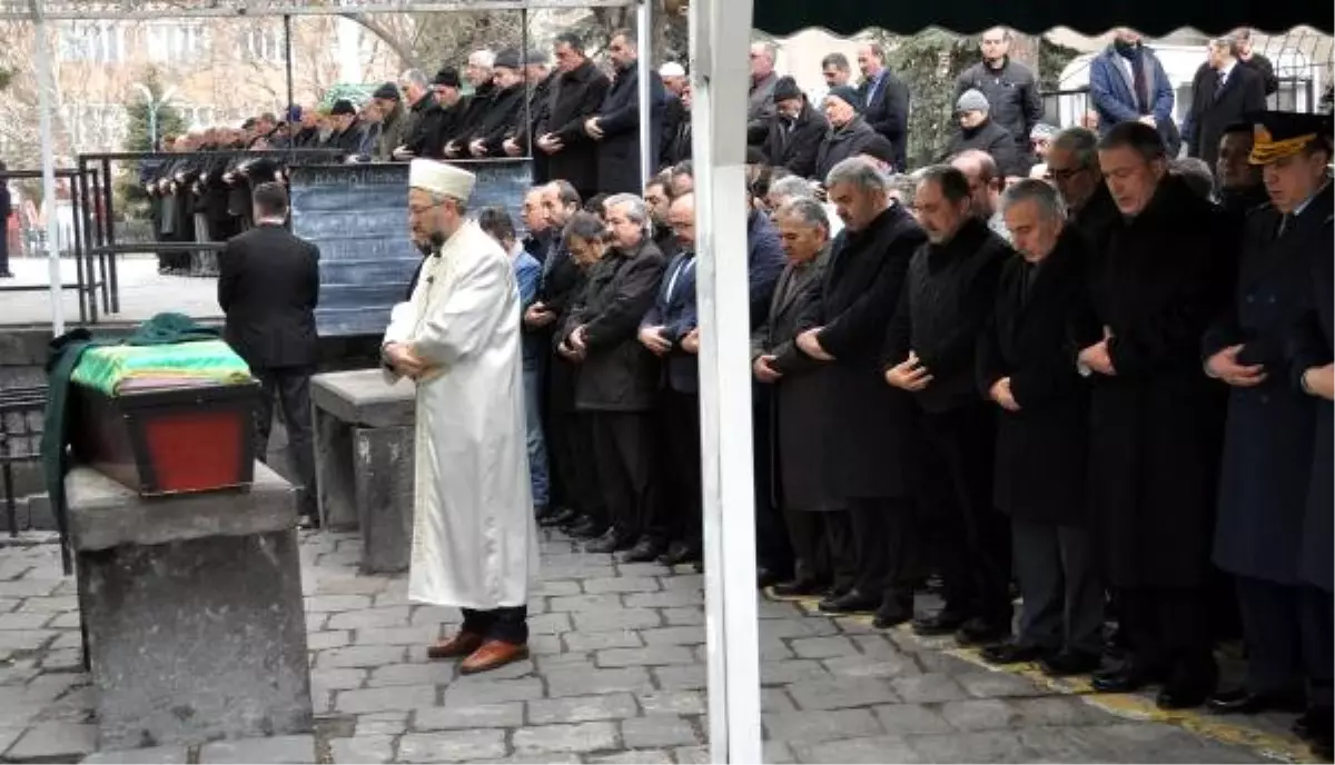 Genelkurmay Başkanı Akar, Dayısının Cenaze Törenine Katıldı