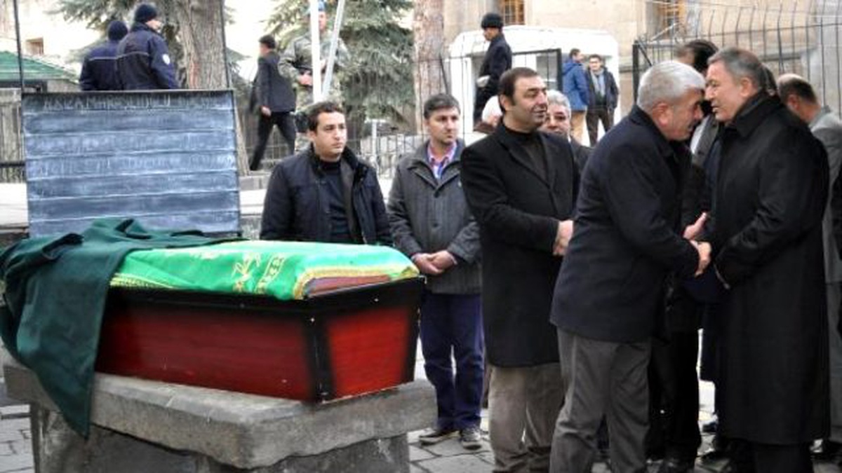 Genelkurmay Başkanı Akar, Dayısının Cenaze Törenine Katıldı