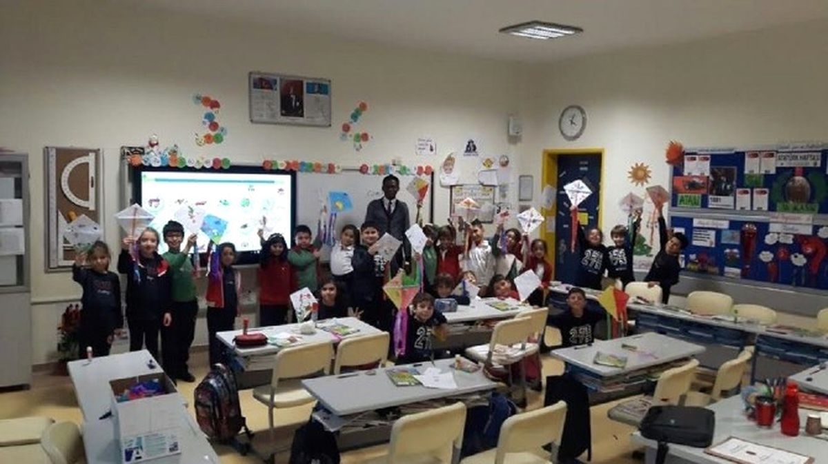Gkv\'liler Barışı Uçurtmalarına Yansıttılar