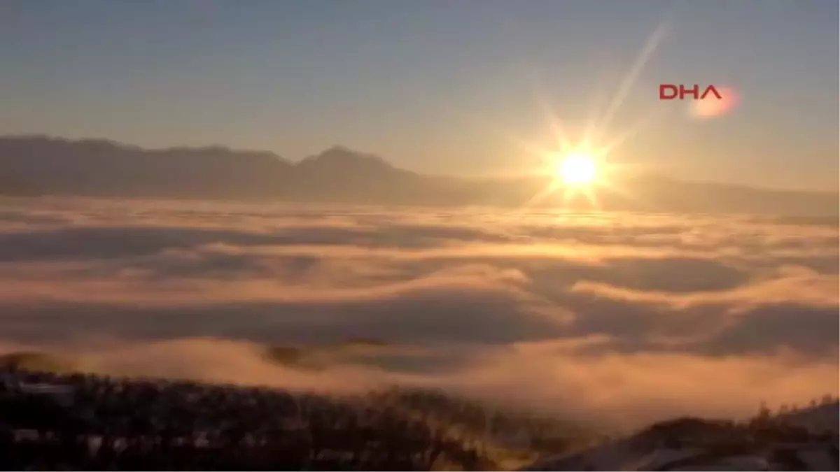 Hakkari Derecik\'te Sis Görülmeye Değer Bir Manzara Oluşturdu