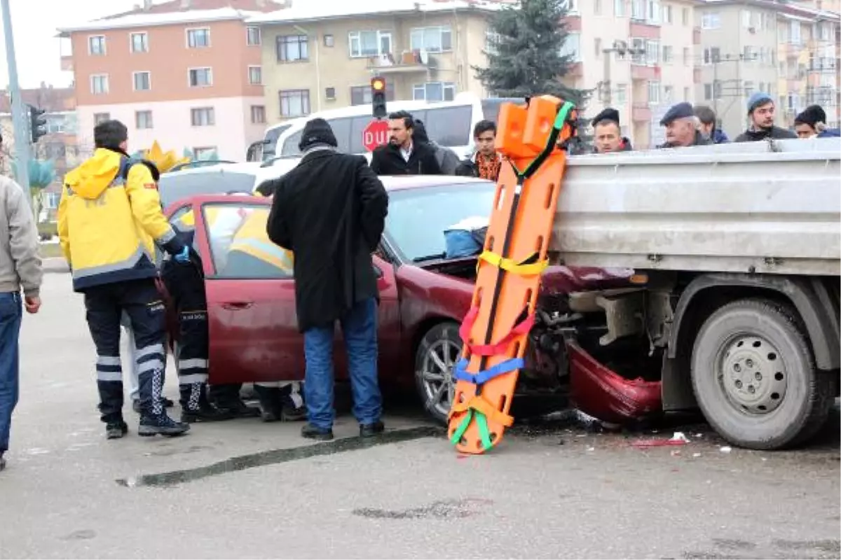 Kamyonete Çarpan Otomobilde 1 Kişi Yaralandı