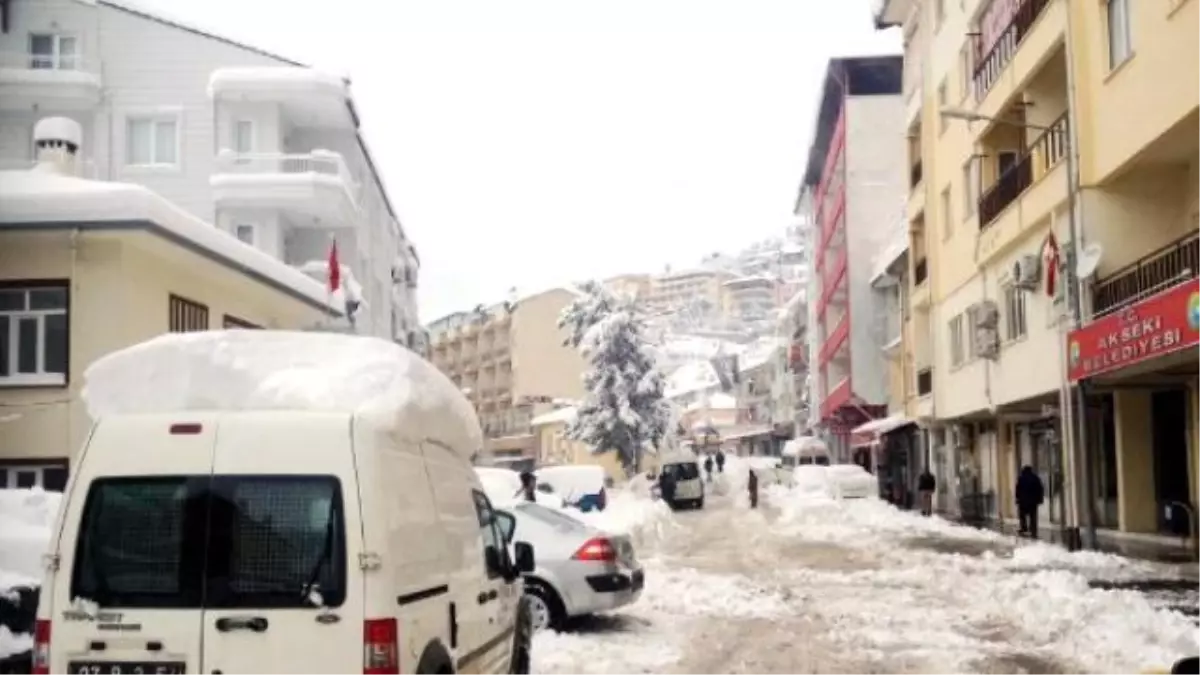 Kar Nedeniyle İş Yerlerinin Gölgelik Saçakları Çöktü