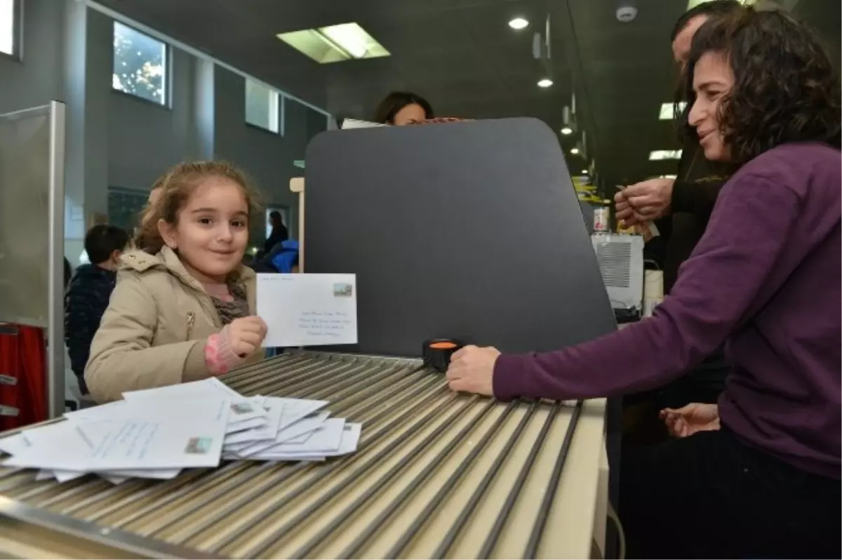 Kreş Öğrencilerinden Sevdiklerine Yılbaşı Kartı