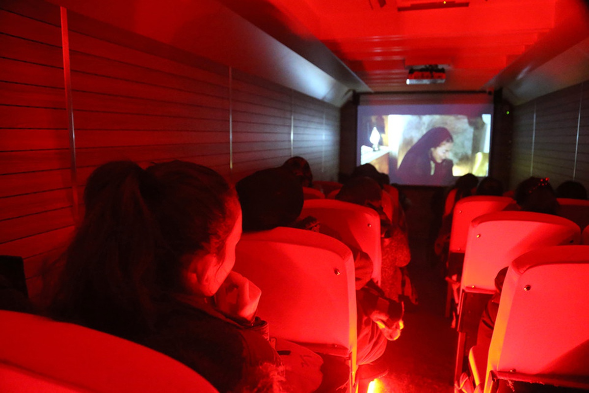 Öğrencilerin Sinebüs\'te Sinema Keyfi