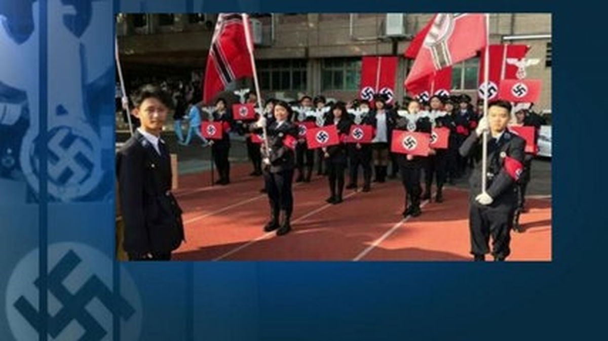 Okulda Nazi Geçit Töreni Düzenlediler