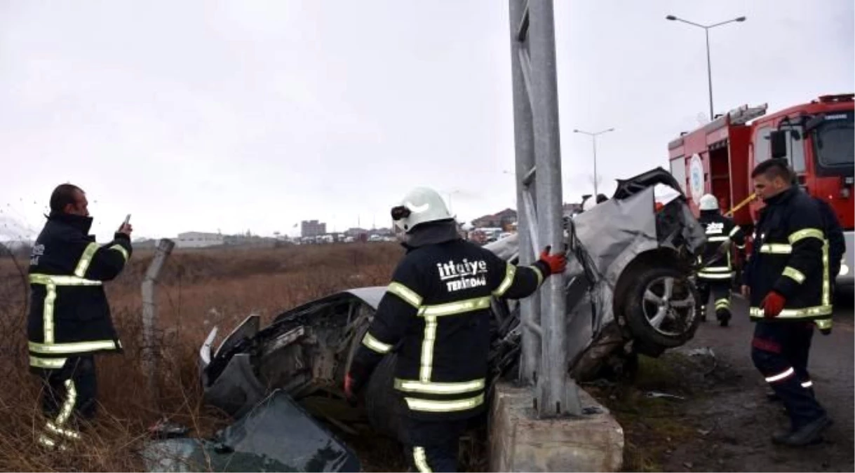 Otomobilde Sıkışan Sürücüyü İtfaiye Kurtardı