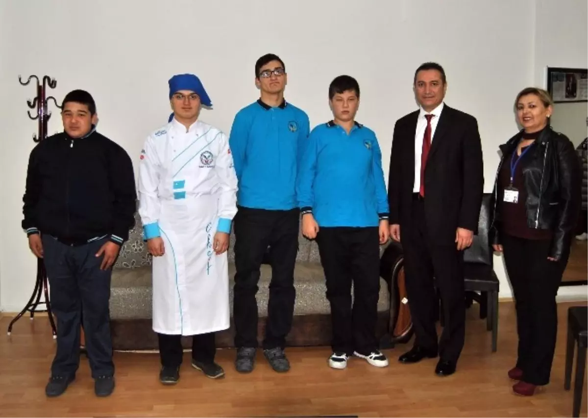 Özel Öğrencilerden Asker ve Polislere Kartpostallı Moral Desteği