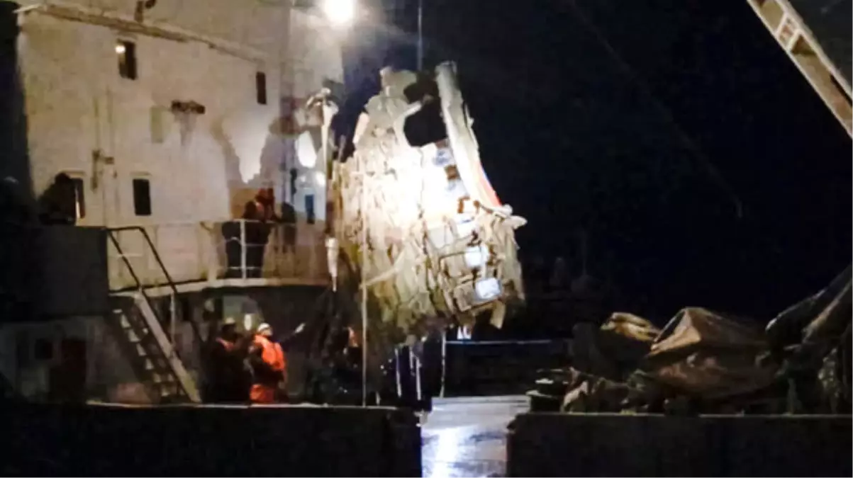 Rusya, Düşen Uçağın Denizden Çıkarılış Görüntülerini Paylaştı