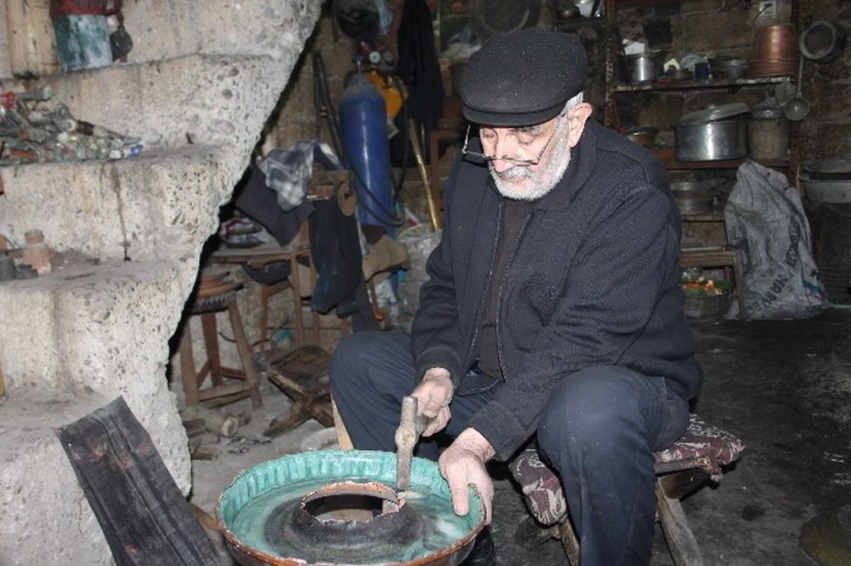 Siirt\'te Bakırcılık Kaybolmaya Yüz Tutmuş Meslekler Arasına Girdi