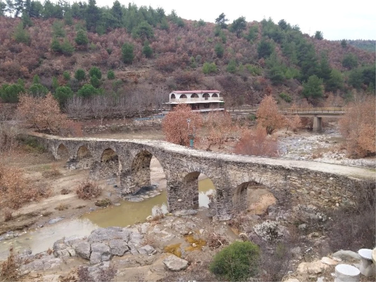 Tarihi Taş Köprü Yıllara Meydan Okuyor