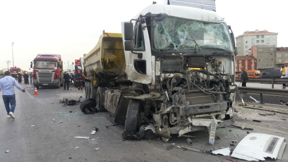 Tem Otoyolu\'nda Zincirleme Trafik Kazası