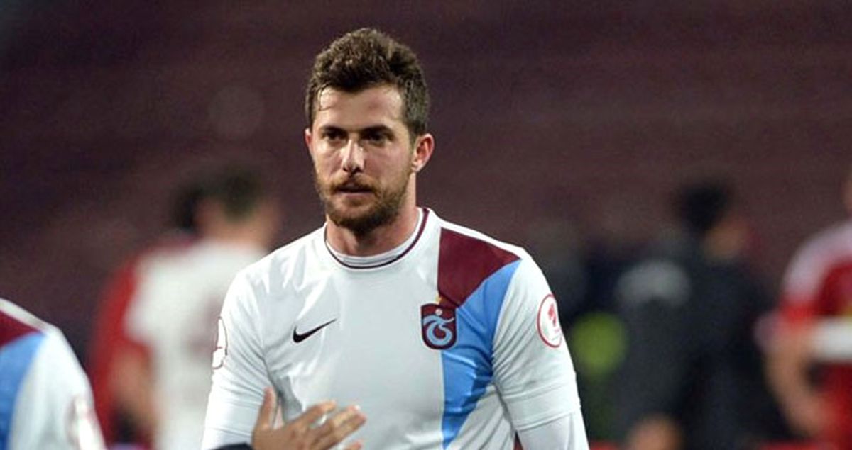 Trabzonsporlu Uğur Demirok, F.Bahçe Maçı Sonrasında Taraftarı Yumrukladı