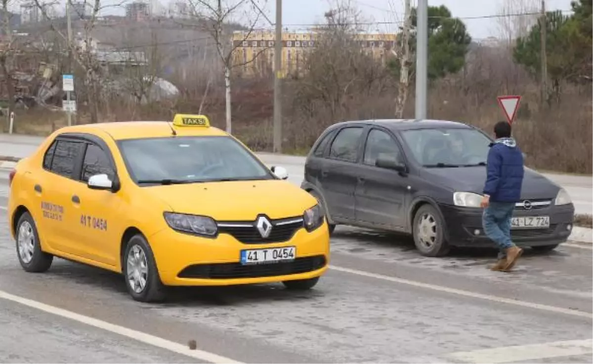 Trafikte Dilenen Çocuklar, Ezilme Tehlikesi Geçiriyor