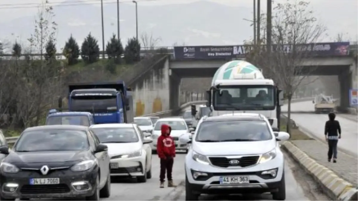 Trafikte Dilenen Çocuklar, Ezilme Tehlikesi Geçiriyor