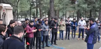 Üniversiteliler Hem Şehitliği Temizledi, Hem Dua Etti