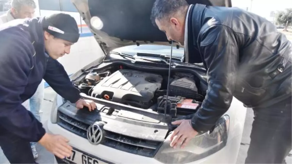 Üşüyen Kedi Otomobil Motoruna Girdi