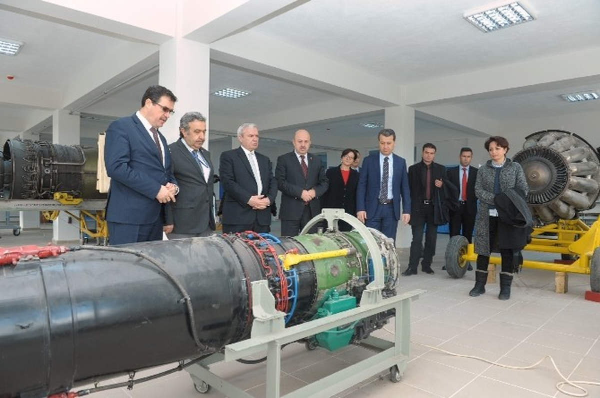 Vali Çelik, Sabiha Gökçen Mesleki ve Anadolu Teknik Lisesi\'ni Ziyaret Etti