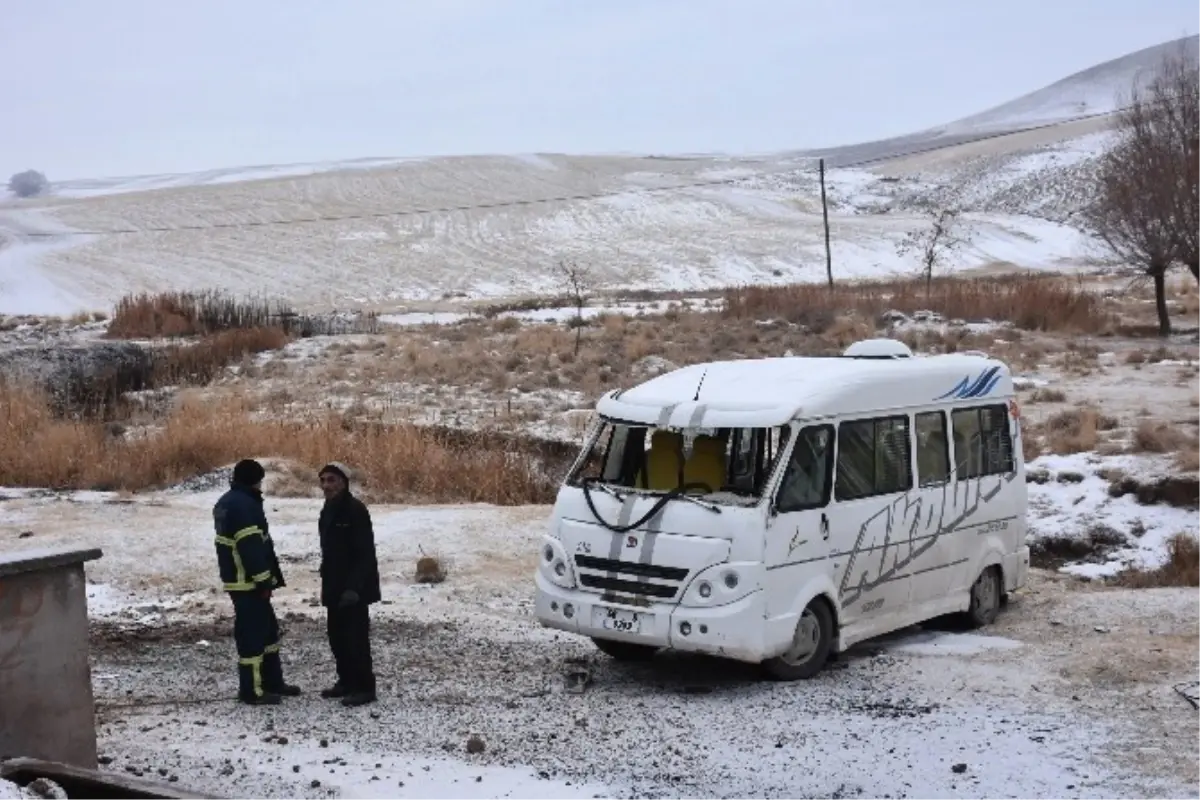 Aksaray\'da Öğrenci Servisi Devrildi: 5 Yaralı