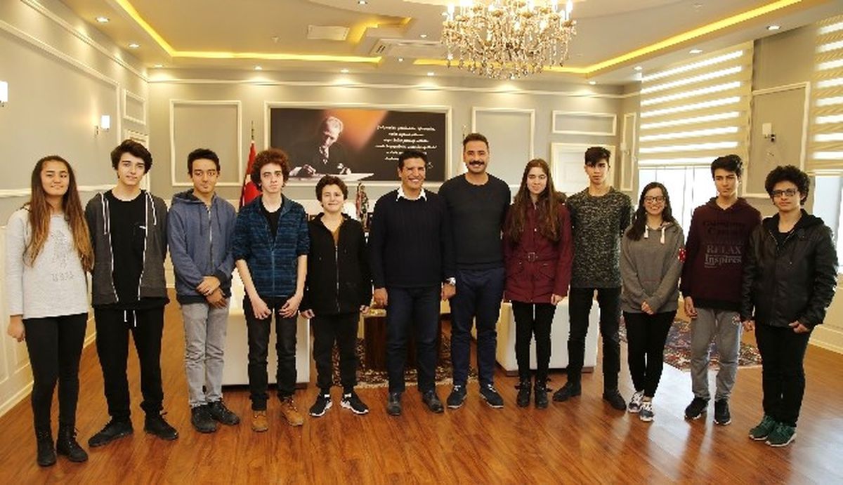 Bahçeşehir\'in Robotik Takımı Başkan Genç\'i Ziyaret Etti