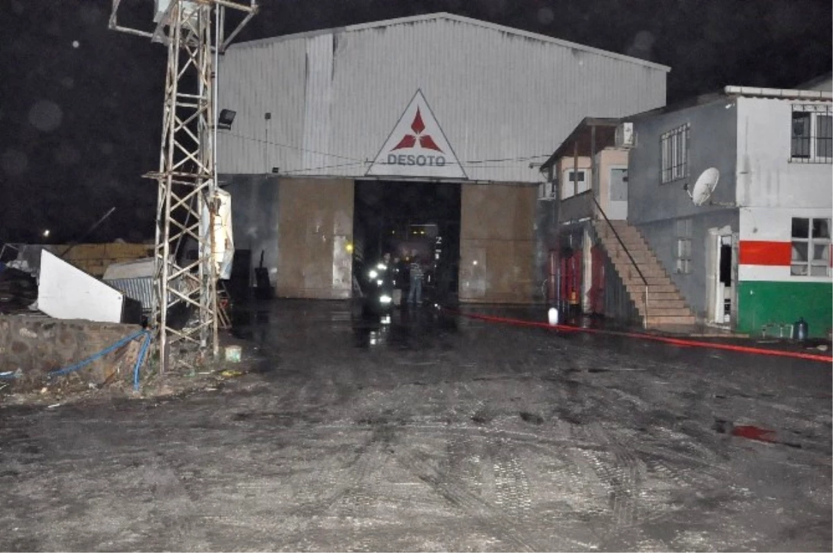 Branda Fabrikasının Çatısında Çıkan Yangına Çok Sayıda İtfaiye Müdahale Etti