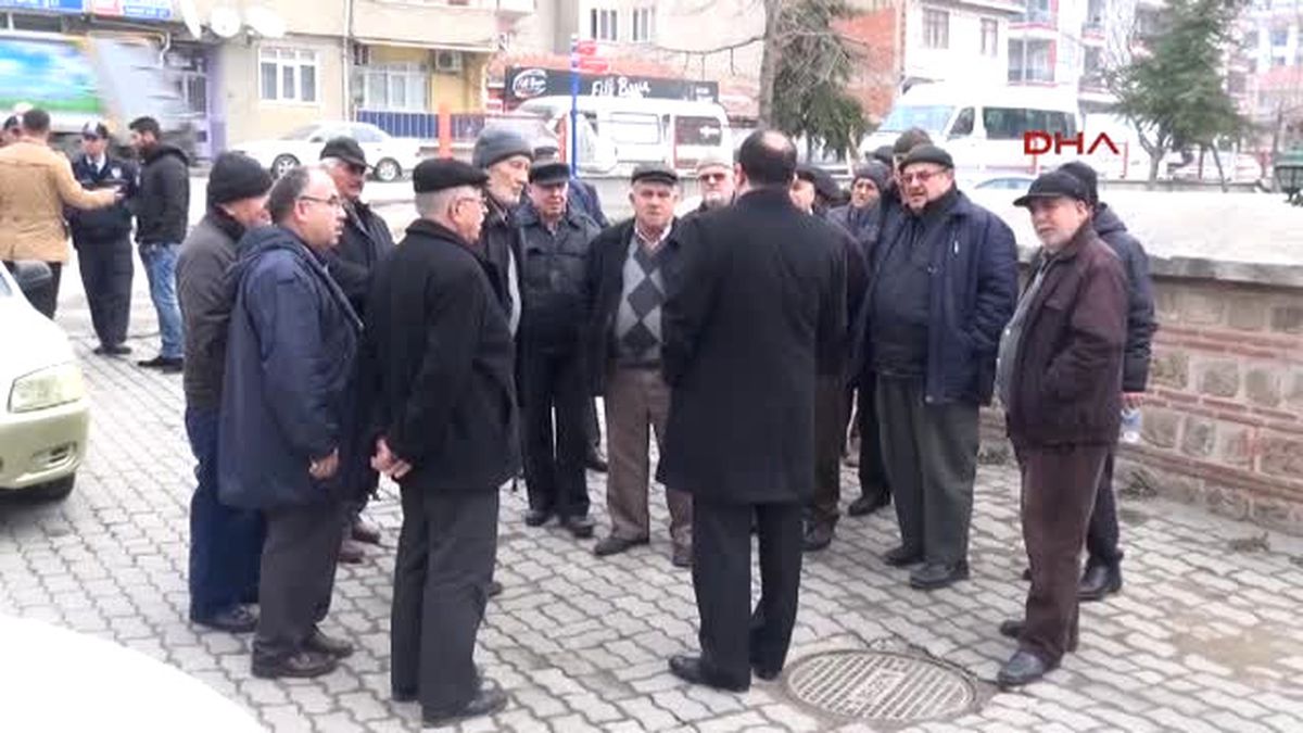 Edirne Cami Cemaati Kaçak Camekanı Yıktırmadı
