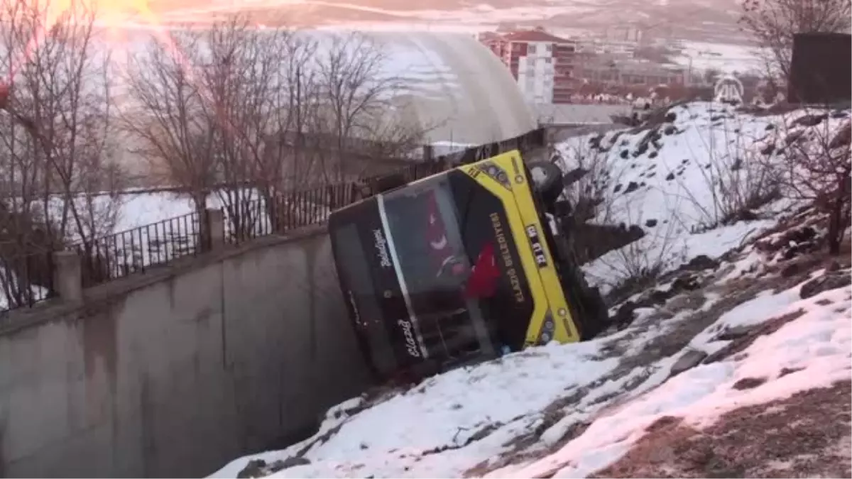 Elazığ\'da Otobüs Devrildi: 11 Yaralı