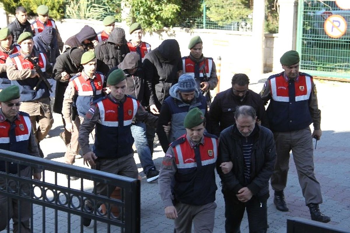Fethiye\'de Göçmen Kaçakçılığına Karışan 9 Kişi Tutuklandı