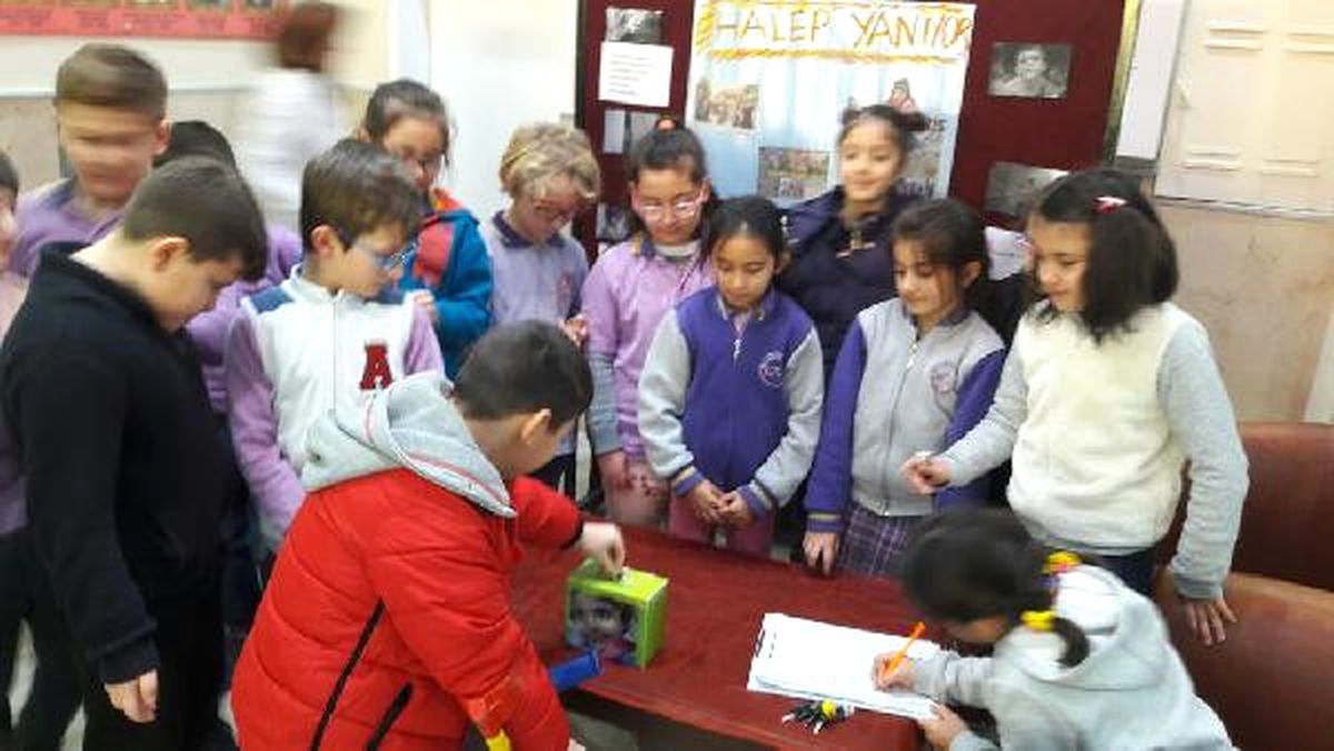 İlkokul Öğrencileri Harçlıklarını Halep\'e Gönderdi