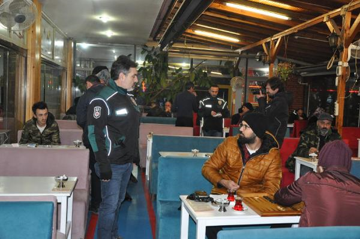 İzmit\'te 100 Polisle Kafelerde Asayiş Uygulaması