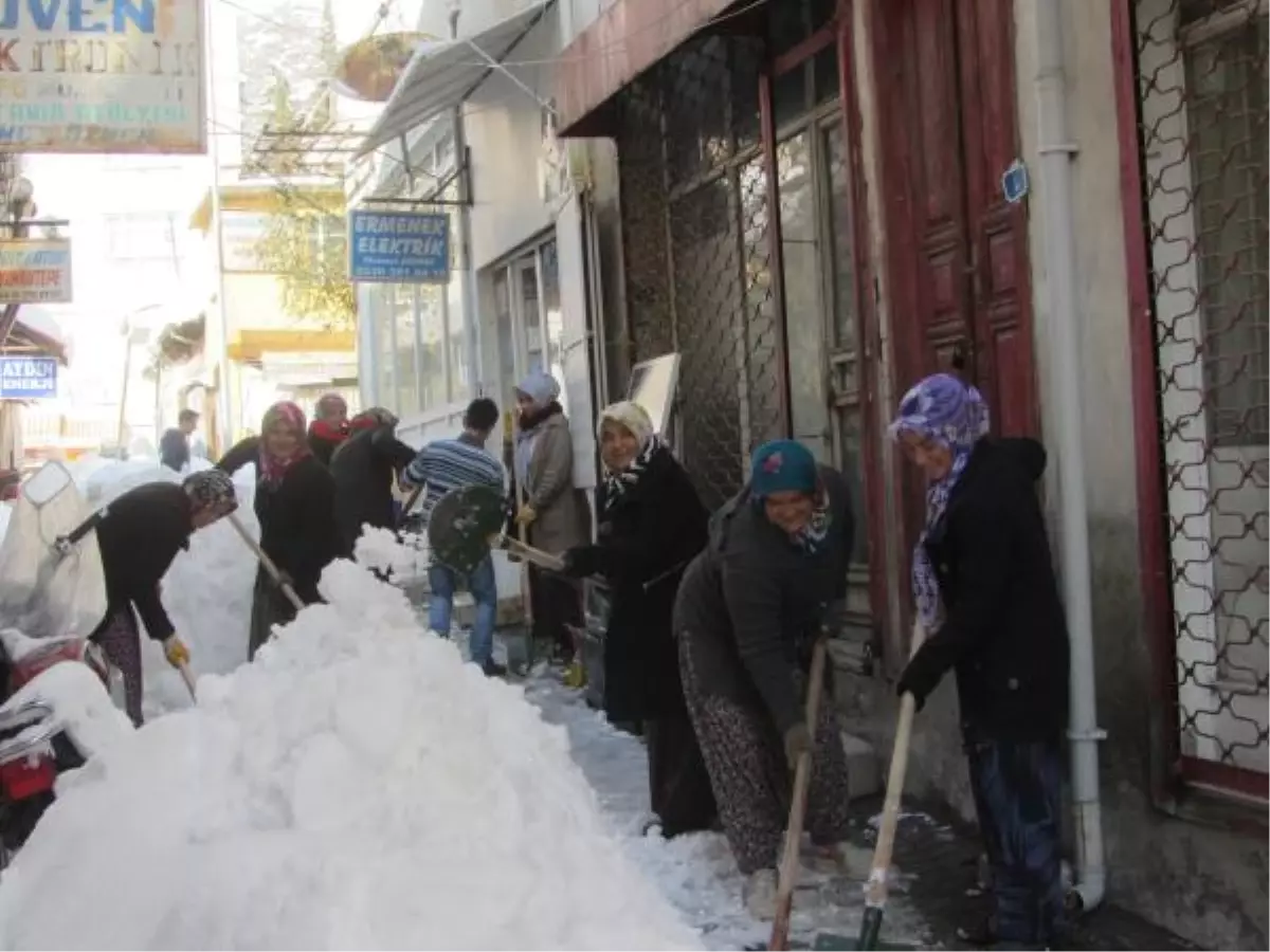 Kadın İşçilerden Kar Temizliği