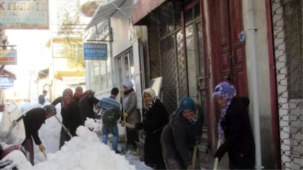 Kadın İşçilerden Kar Temizliği