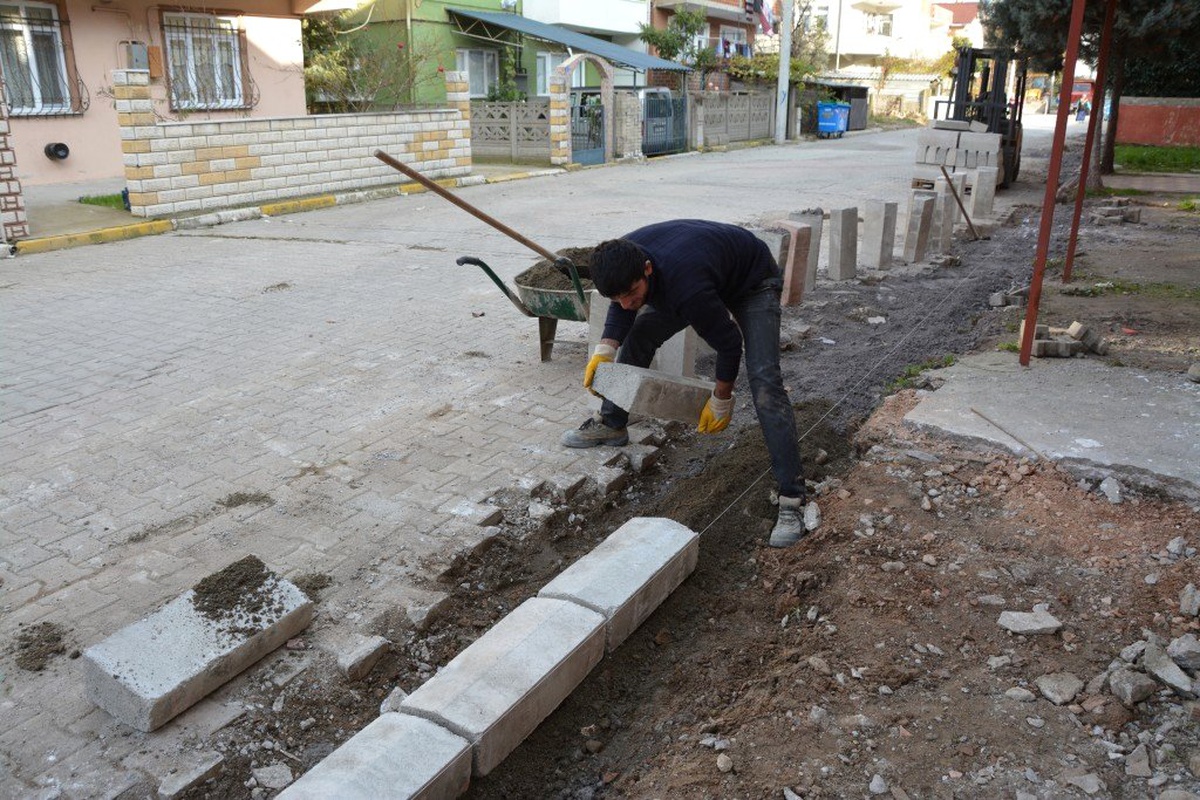 Kartepe Dumlupınar Mahallesi\'nde kaldırım çalışması
