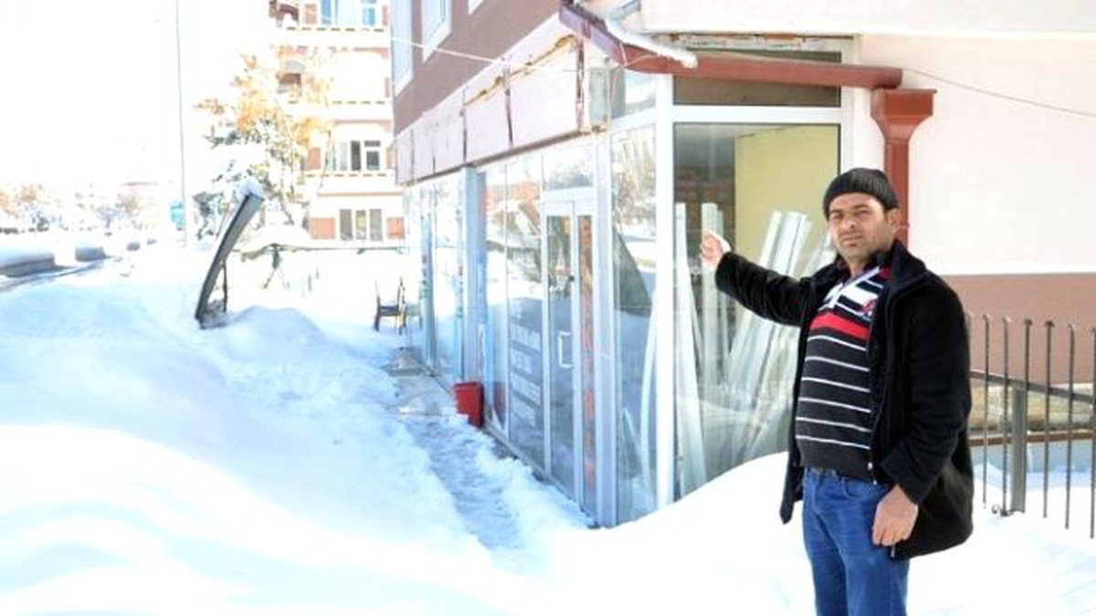 Kartopu Oynayan Gencin Üzerine Reklam Tabelası Düştü