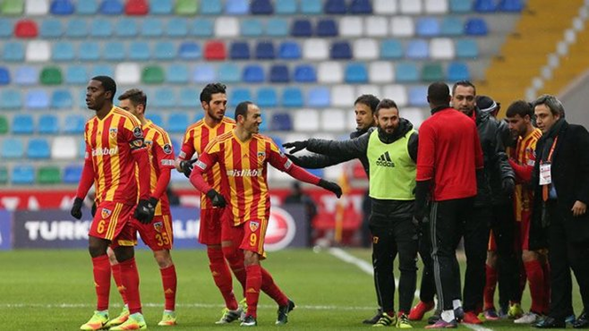 Kayserispor, İlk Yarıda Hakemlerden Şikayetçi
