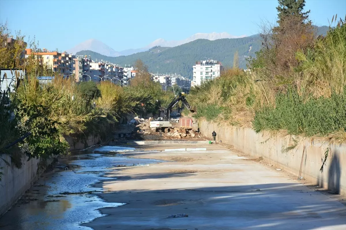 Kumluca\'daki Dere Taşkın Koruma Çalışmaları