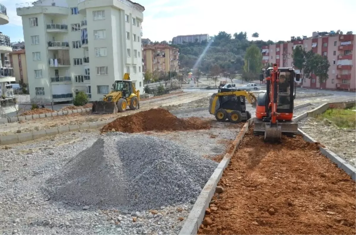 Kuşadası\'nda Yol ve Kaldırım Çalışmaları Sürüyor