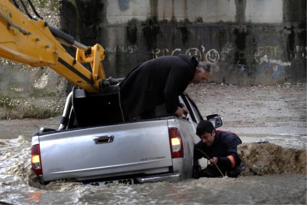 Mersin\'de Aşırı Yağışta Araçlar Sürüklendi