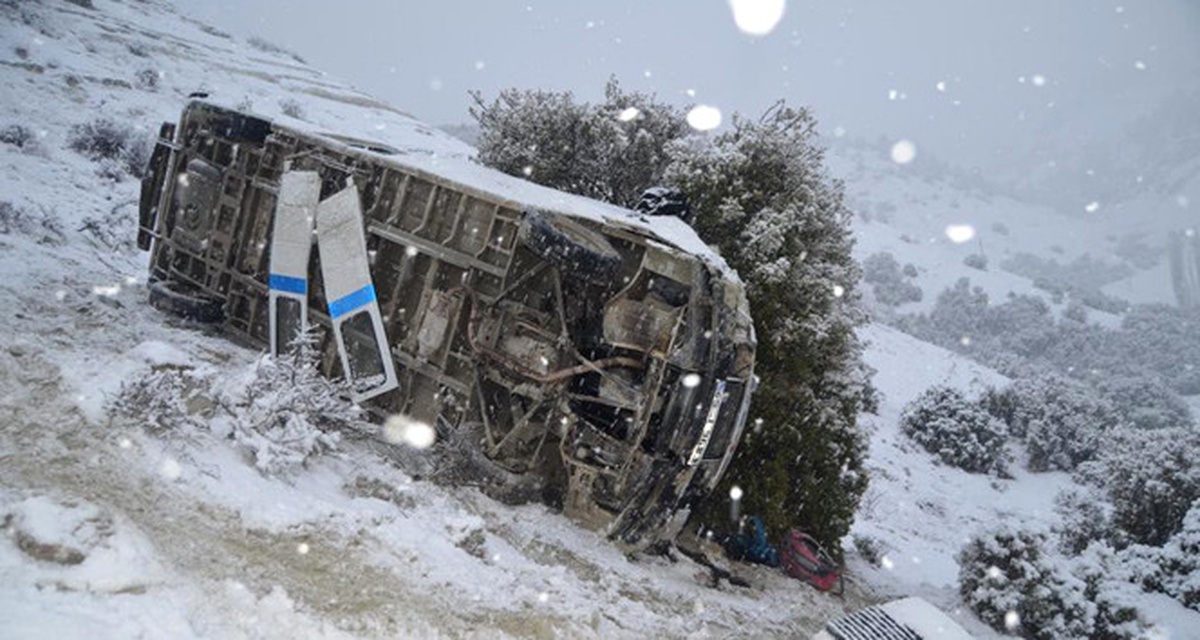 Öğrenci Servisi Uçuruma Yuvarlandı: 8 Yaralı