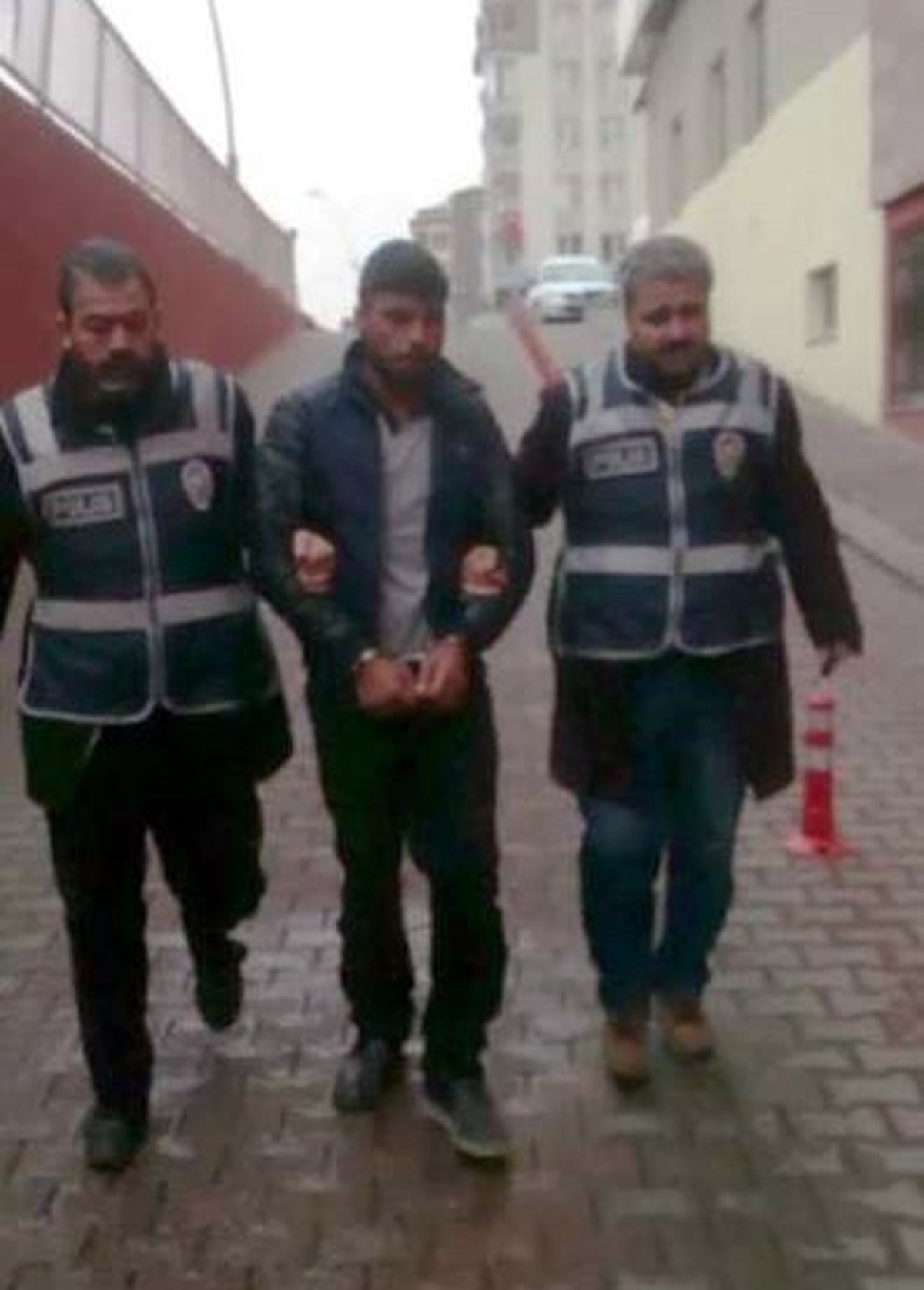Şaşkın Hırsız Girdiği Evde Kimliğini Düşürünce Yakayı Ele Verdi