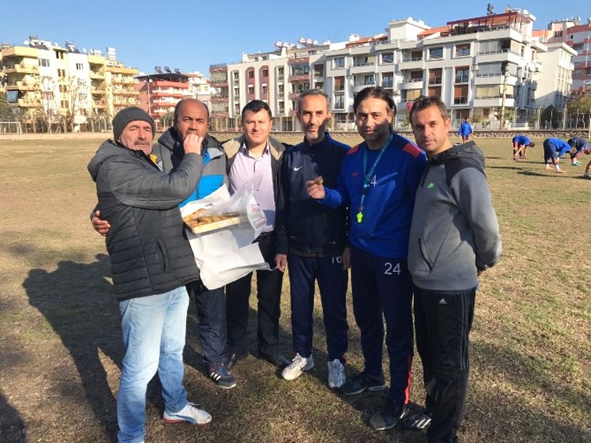 Taraftarlardan Salihli Kocaçeşmespor\'a Tatlı İkramı