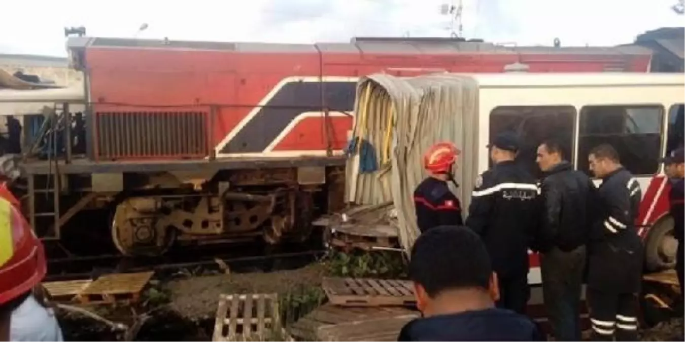 Tren Otobüsü Biçti: 5 Ölü, 30 Yaralı