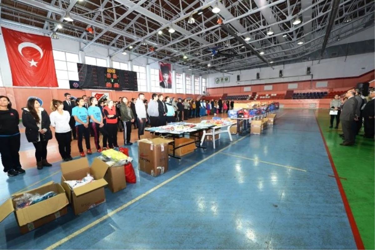 Tunceli\'de Öğrencilere Spor Malzemesi Dağıtıldı