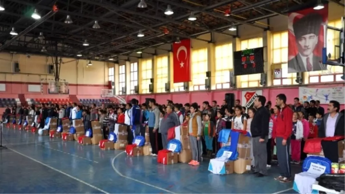 Tunceli\'de Öğrencilere Spor Malzemesi Yardımı