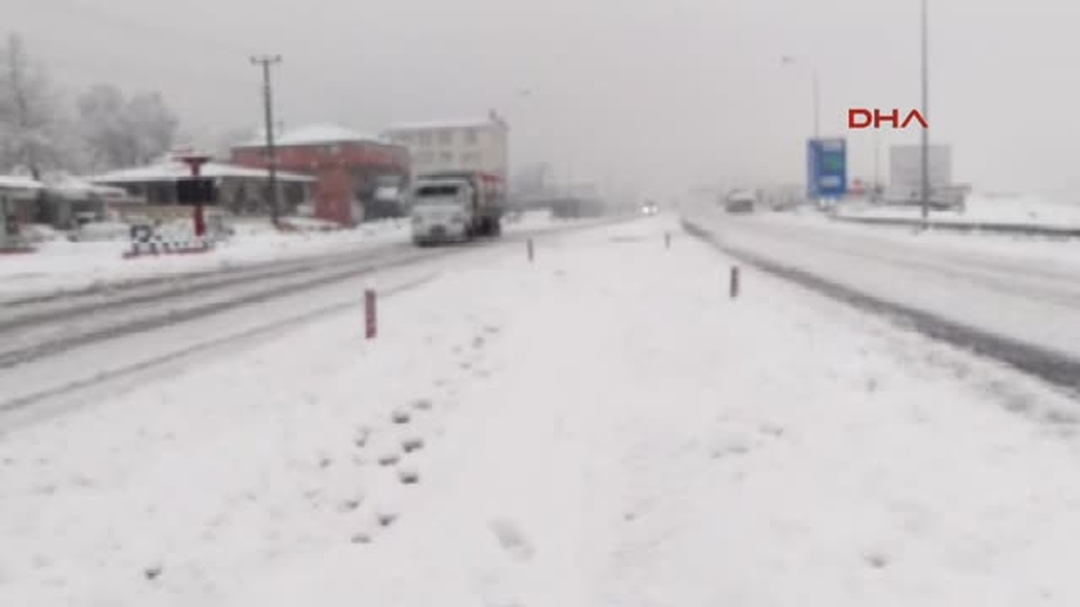 Adana\'nın Pozantı Ilçesinde Kar Tatili