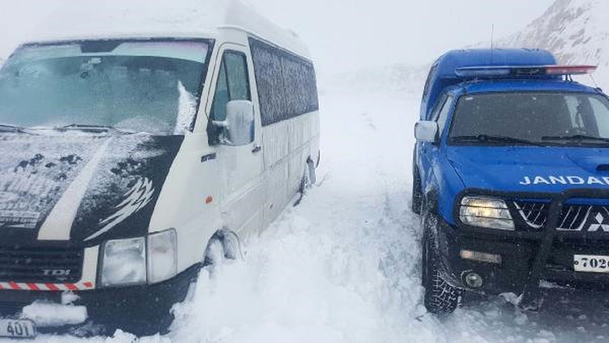 Adıyaman\'da Karda Mahsur Kalan 15 Kişiyi Jandarma Kurtardı
