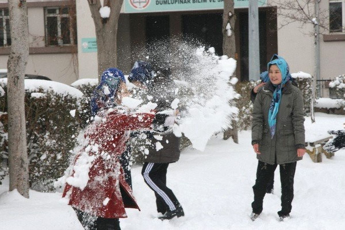 Afgan Öğrencilerin Kar Keyfi