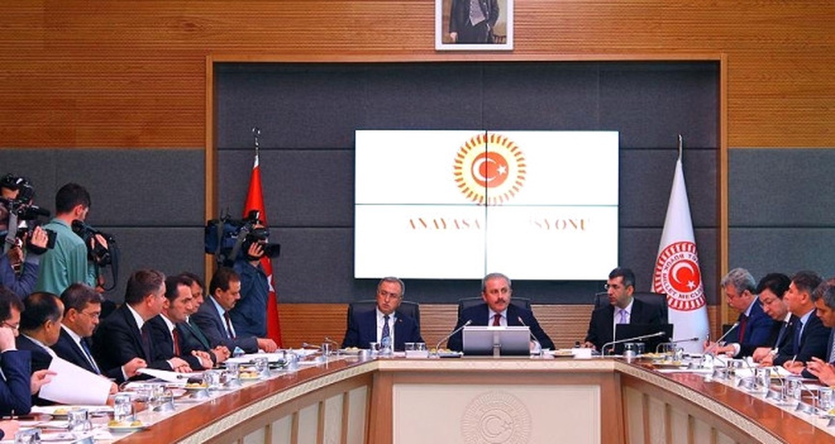 Anayasa Komisyonu\'nda Slayt ve Konuşma Süreleri Tartışması