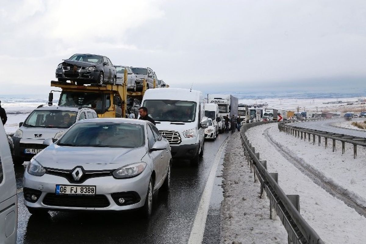 Ankara-Konya Yolundaki Kazada 5 Kilometrelik Araç Kuyruğu Oluştu
