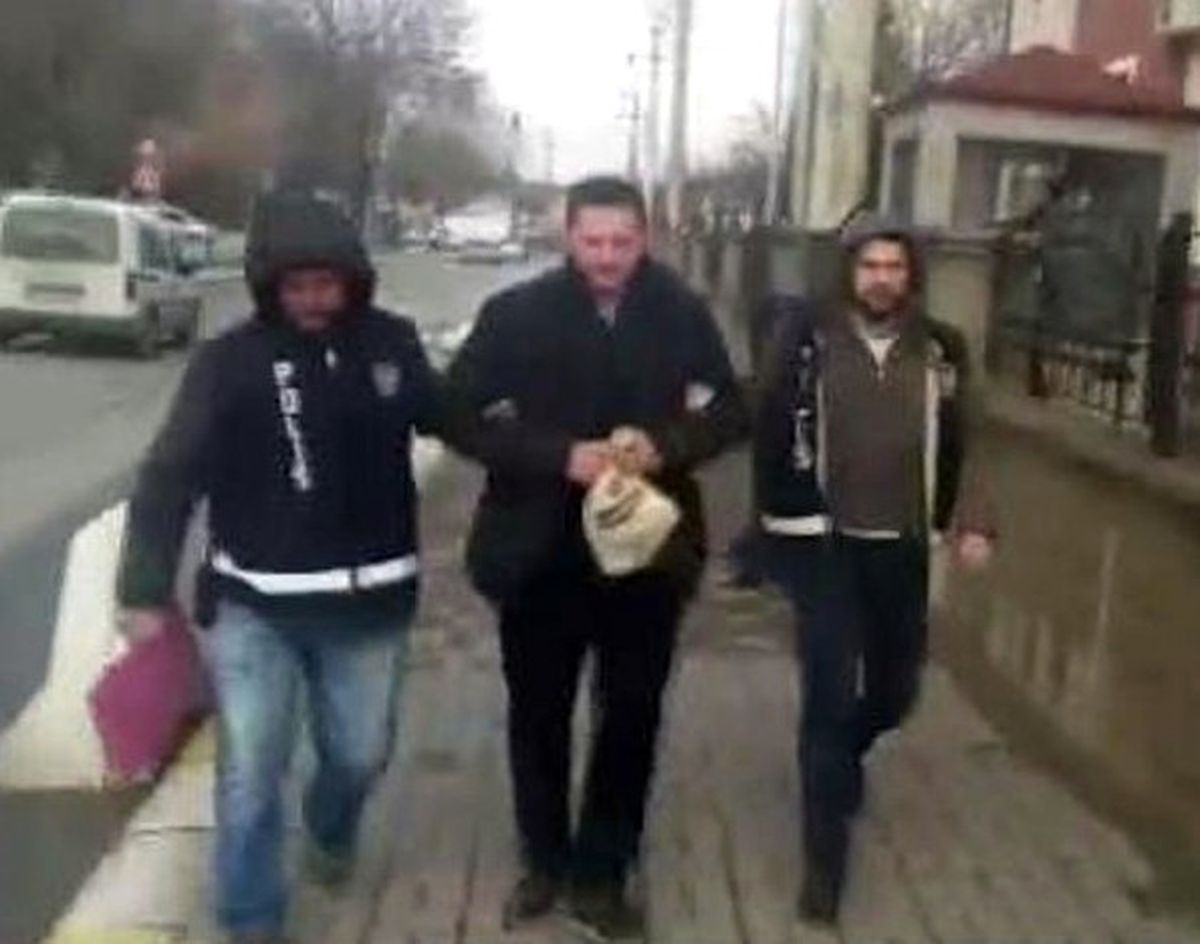 Atm\'ye Yerleştirdiği Aparatla Dolandırıcılık Yapan Şahıs Yakalandı